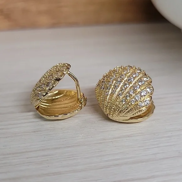 CLAMSHELL SCALLOP ZIRCON SPARKLE HUGGIES - Picture 5 of 7